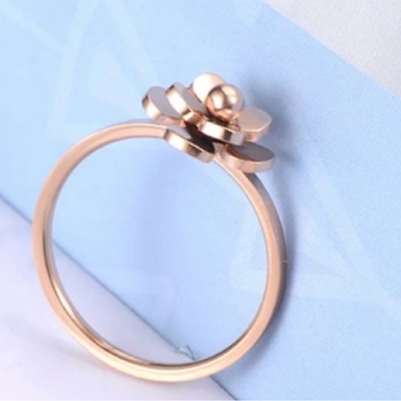 Rose gold camellia stainless steel ring size 8 NIB - Picture 2 of 5